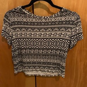 American Eagle B&W patterned cropped Tee - M
